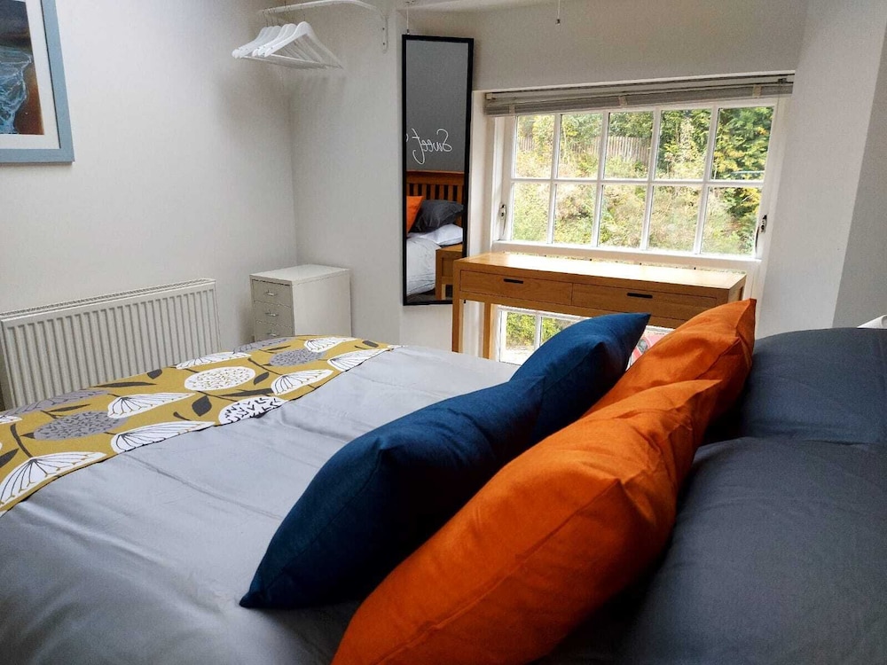Lovely Riverside Perthshire Flat - Sleeps 8 view 2