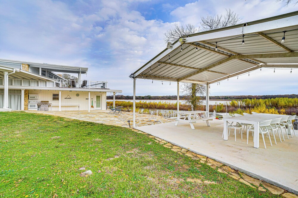 Lakefront Runaway Bay Retreat w/ Private Dock