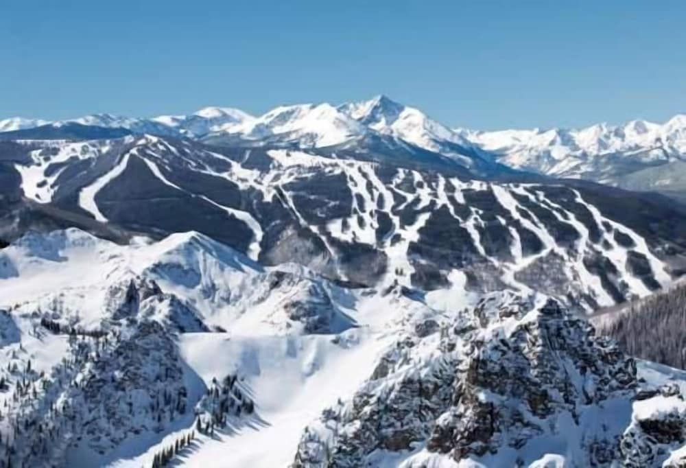 Penthouse with Panoramic Views of Vail Mountain and the Gore Range by RedAwning