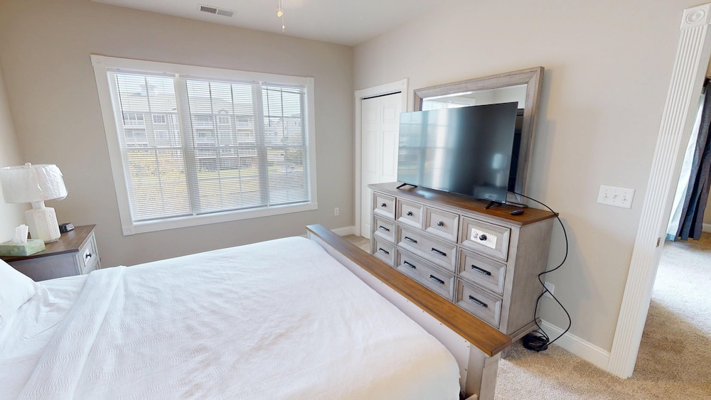Magnolia Pointe Luster Leaf 4879-303 2 Bedroom Condo