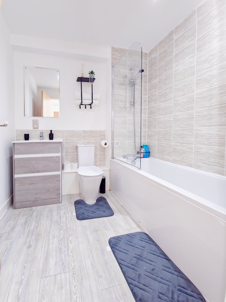 Salford - 2 Bed Apartment - Sleeps 4 - Wifi
