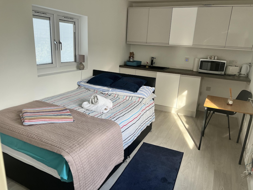 Remarkable 1-bed Outhouse Studio in Dagenham view 2