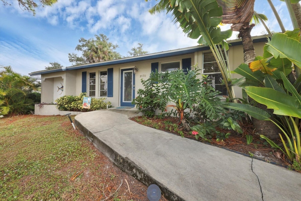 Englewood 2 Bedroom Canalfront Pool Cottage 2 Home