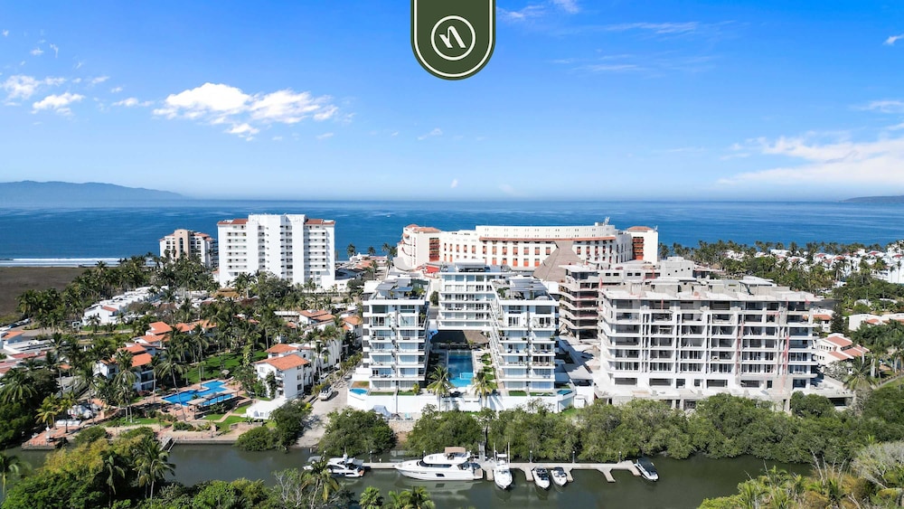 Tropical 2 BR Retreat - Close to the Beach - Pool