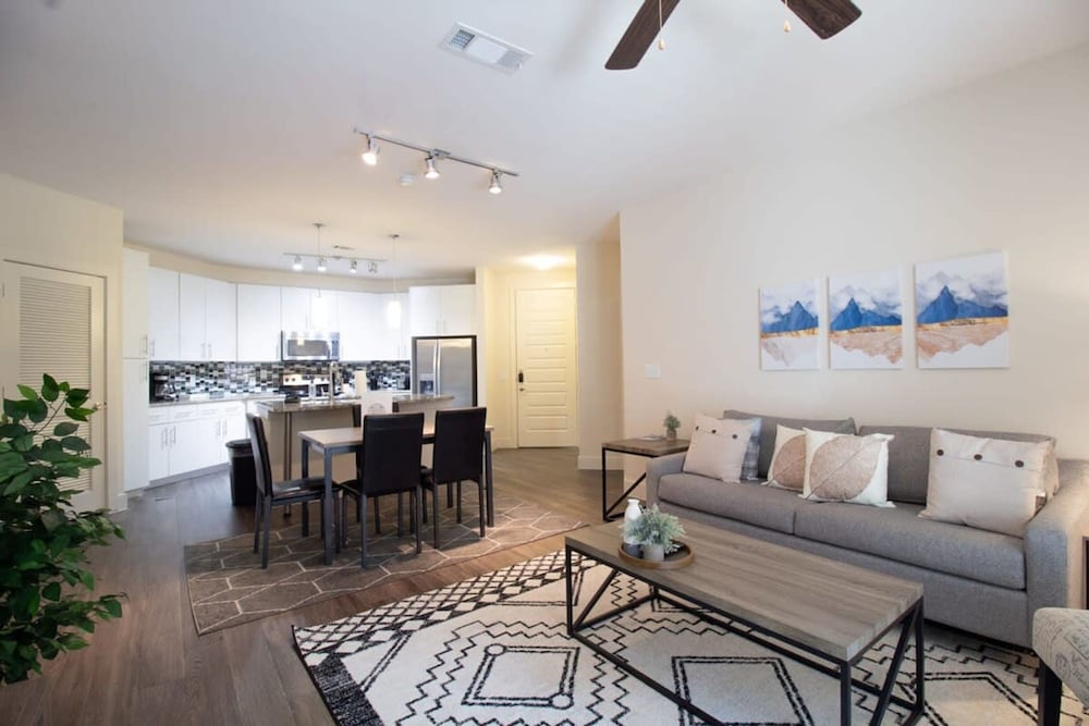 Revive Tanglewood Stunning 2BR in Uptown Houston