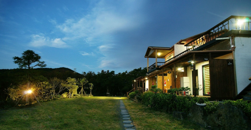 Gotjawal Geomun Oreum Pension