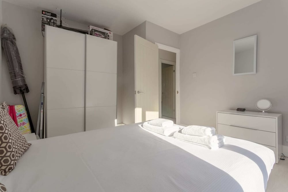 Modern 2 Bedroom Apartment in Morden