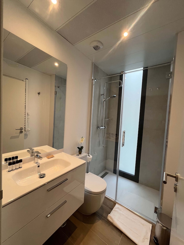 w Chic Urban 3BR w Sunny Terrace in Chueca