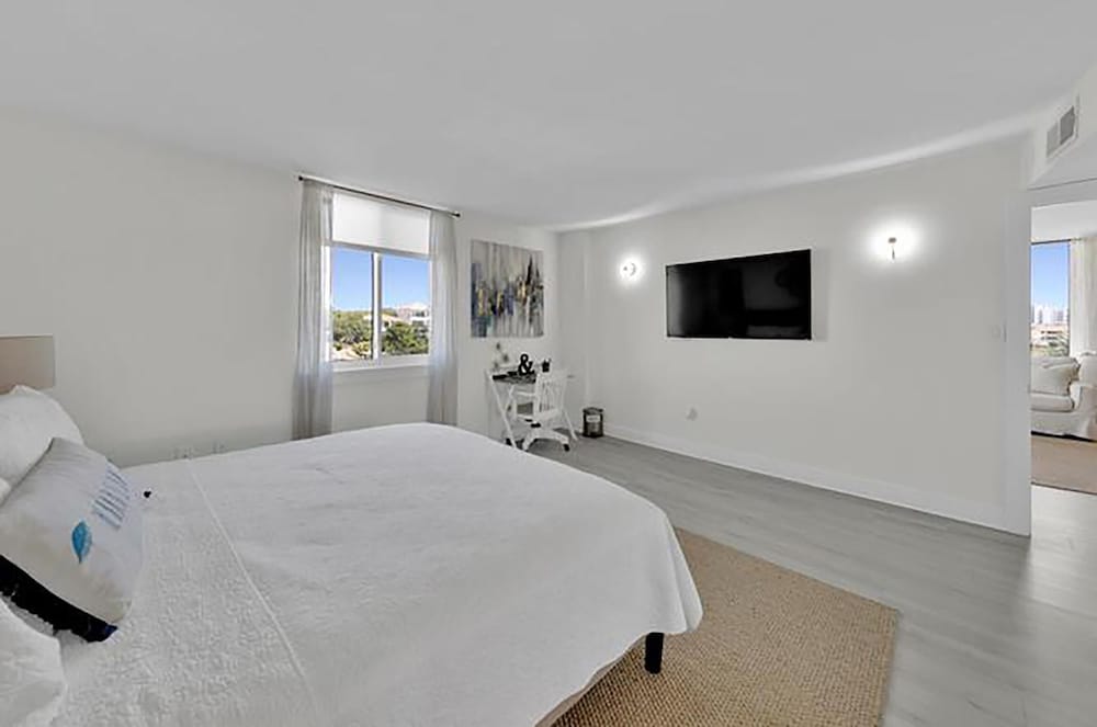 Dolphin Point #401c