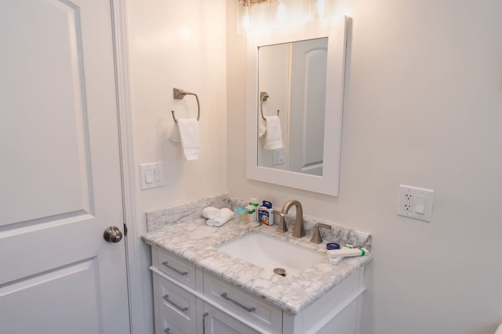 Remodeled 3BR House w Hot Tub Fenced Yard p58