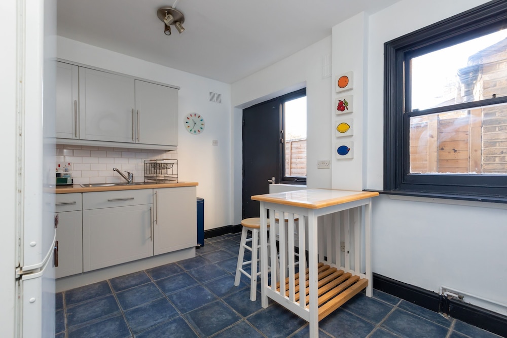 Serene and Spacious 1 Bedroom Garden Flat in Clapton