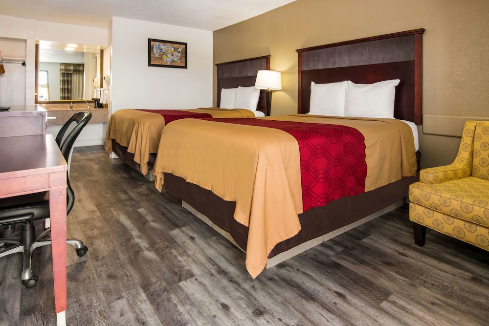 Macon Vacations - Econo Lodge Inn Suites - Property Image 12
