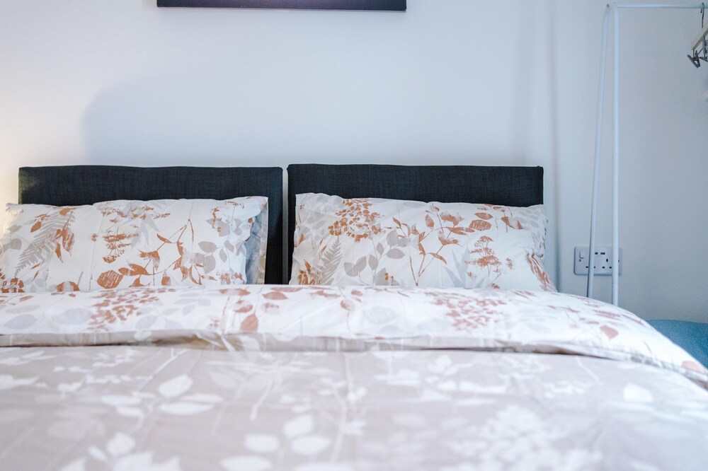 Stunning 3-bed House in Salford view 5