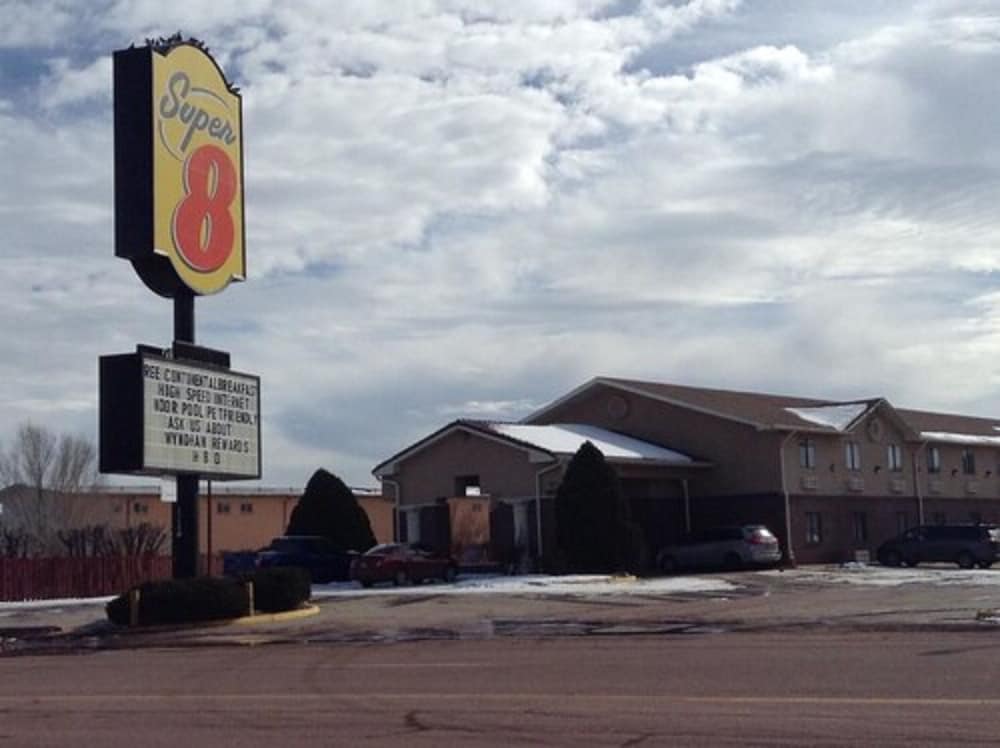 Gallup Vacations - Super 8 by Wyndham Gallup - Property Image 8