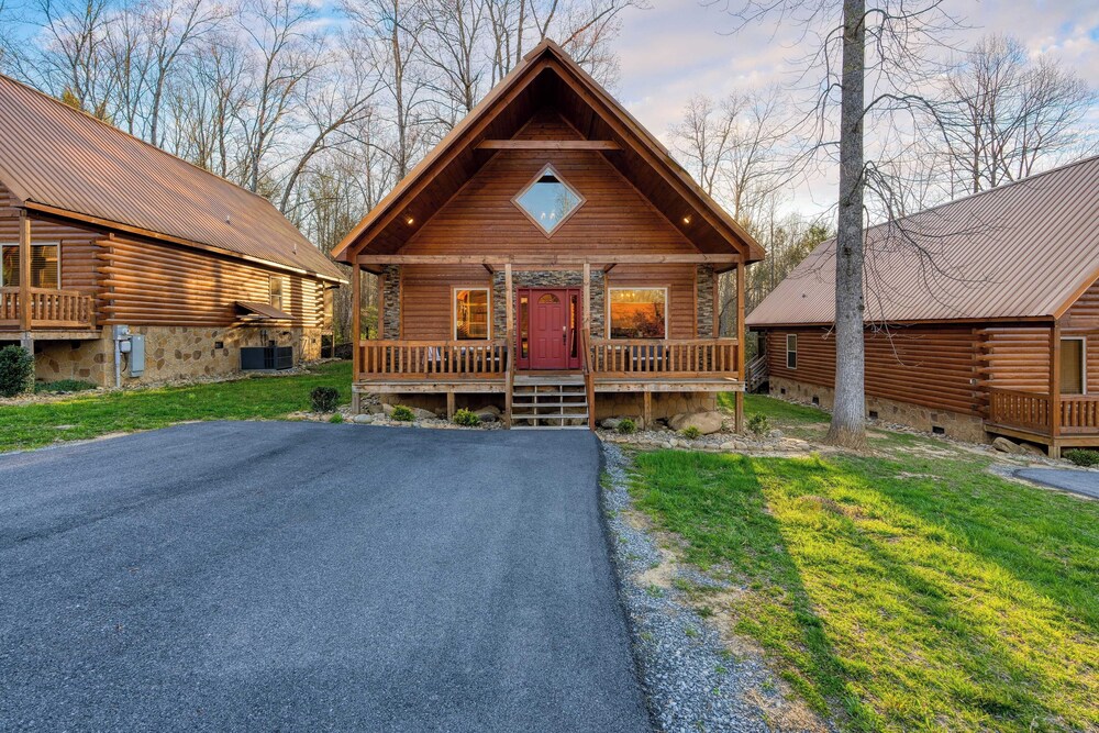Hot Tub + Foosball Access to Pool, Tennis, Gym Chill'n in the Smokies