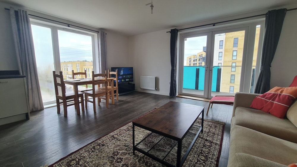 Barking 2 Bed Apt With Parking & Good Travel Links