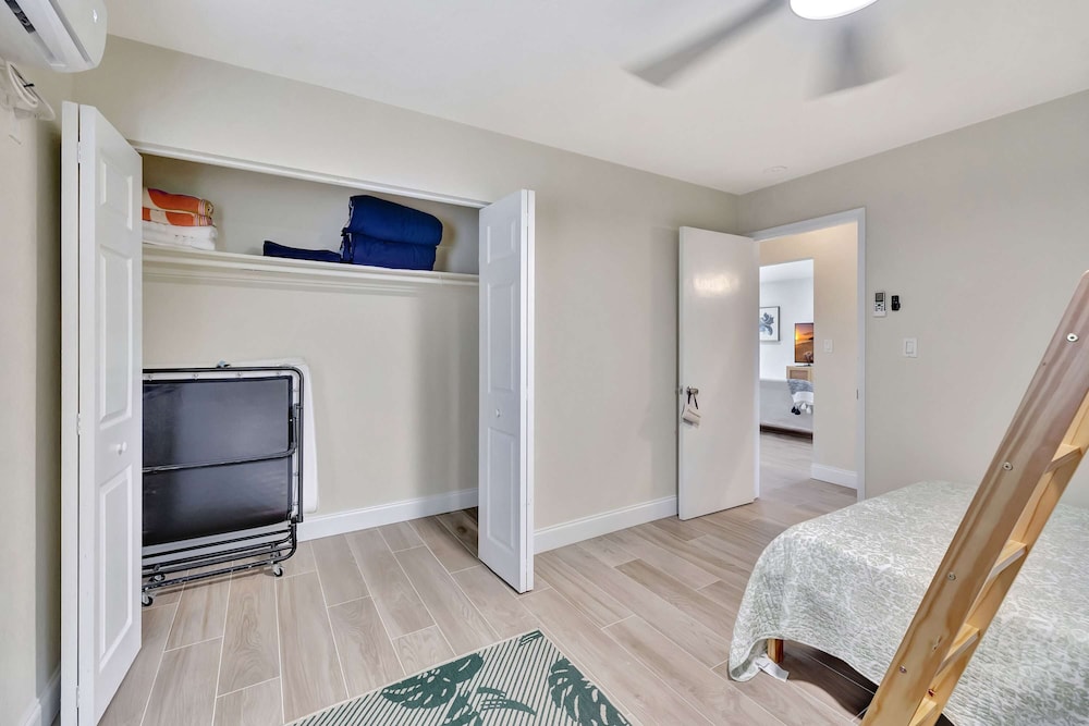 Pompano Beach Bungalow for 5!