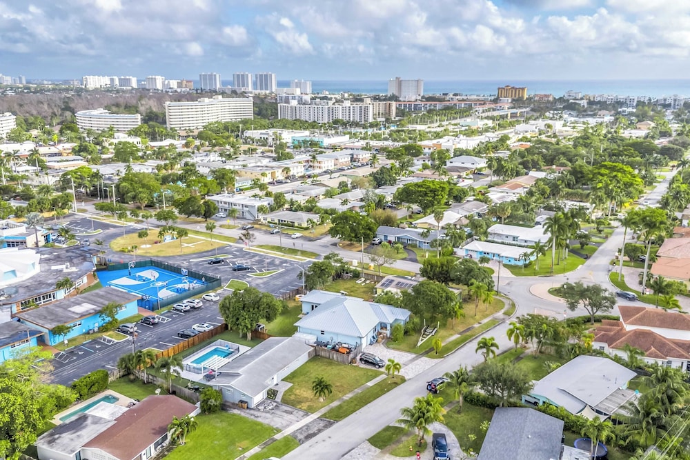 Pool, Hot Tub & Putting Green Near Deerfield Beach Oasis on Fourth by Avantstay