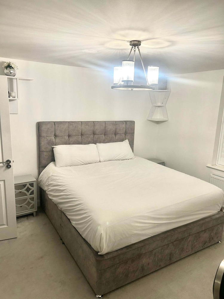 Luxurious Majestic 4 Bedroom- Free Parking