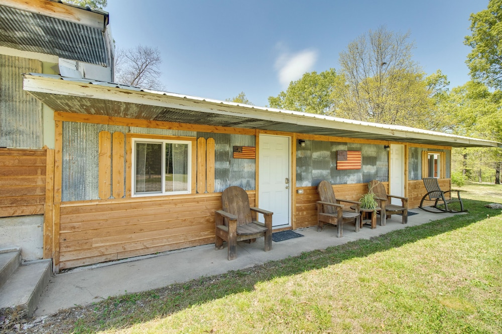 Half-mi to Bull Shoals Lake Access: Angler's Cabin