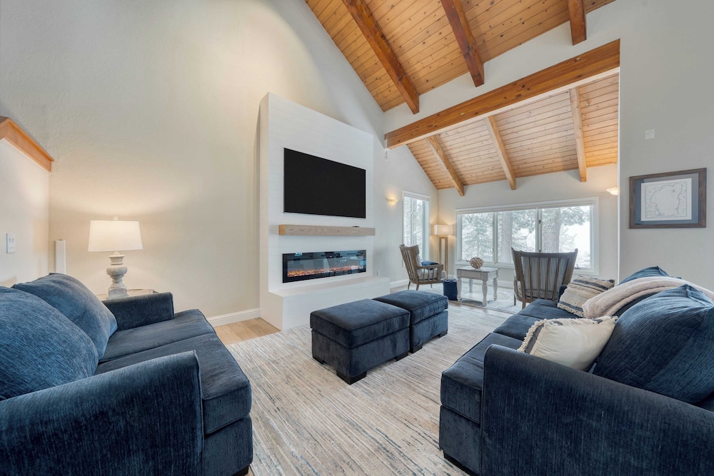 Views + Mins to Skiing, Lake, & Incline Village Incline Serenity by Avantstay