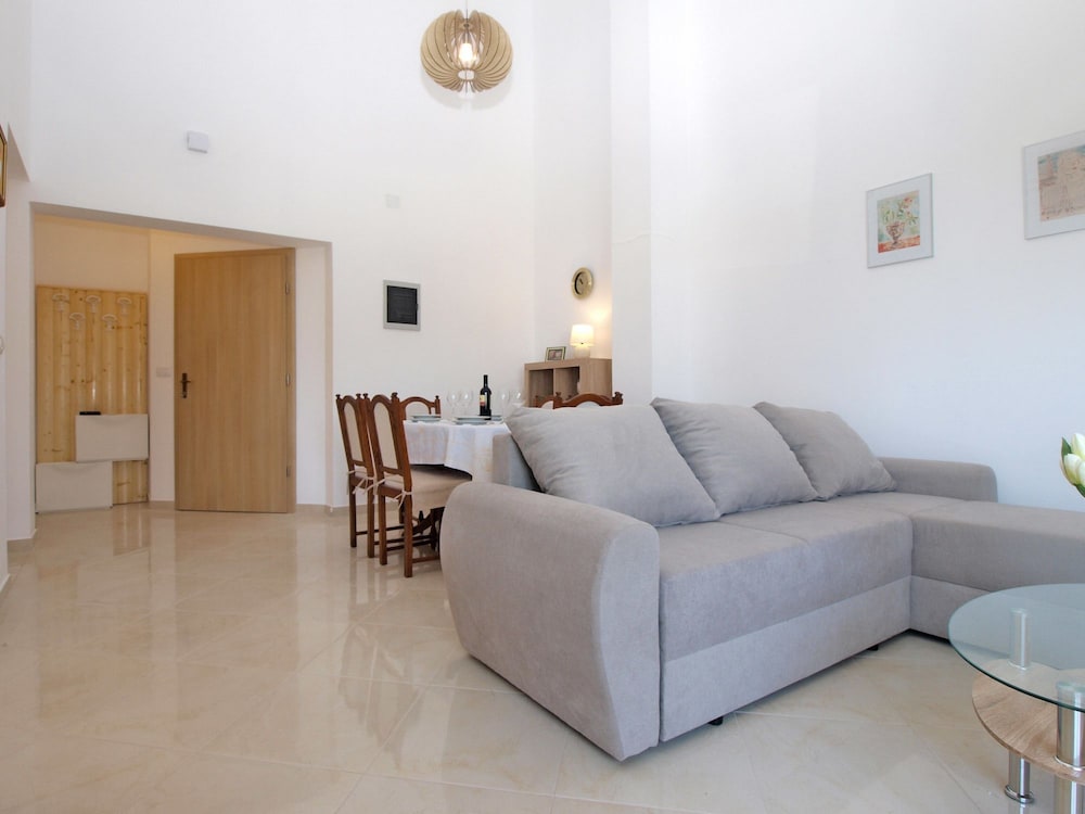 Apartment 1611