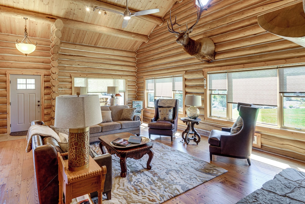 Remote Idaho Mountain Lodge w/ River Access! view 5