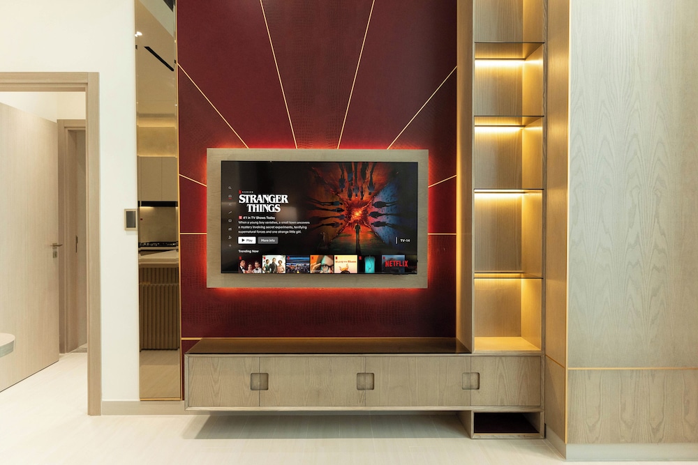 Binghatti Royale - Chic 1BR Retreat