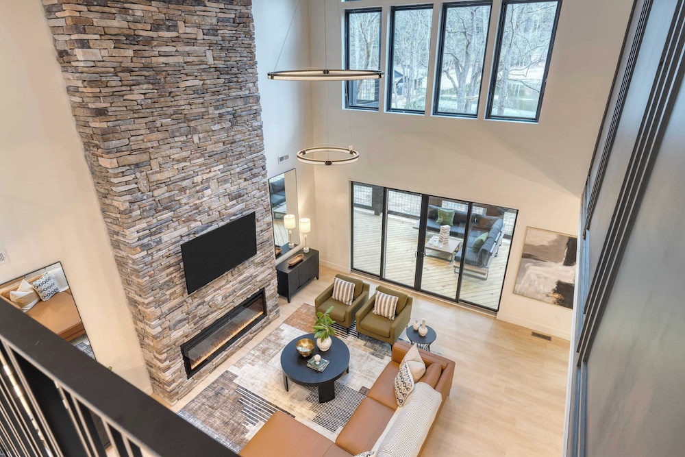 Kings Crown by Avantstay Indoor Pool, Hot Tub, Firepit, Theater All-season Retreat