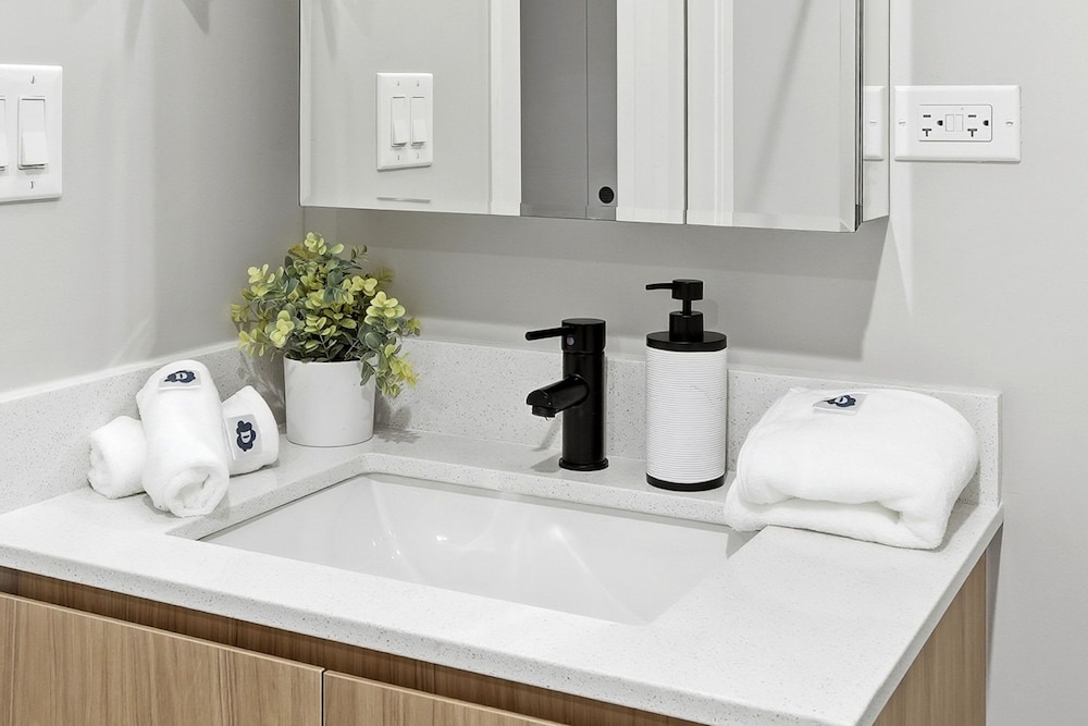 Comfy Condo - Gym Free Parking Modern Amenities