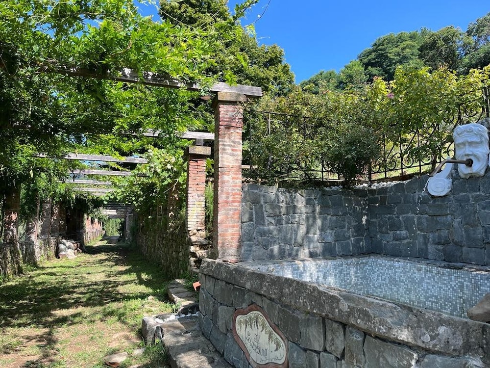 Casale Rustico con Piscina Privata e Ampio Parco