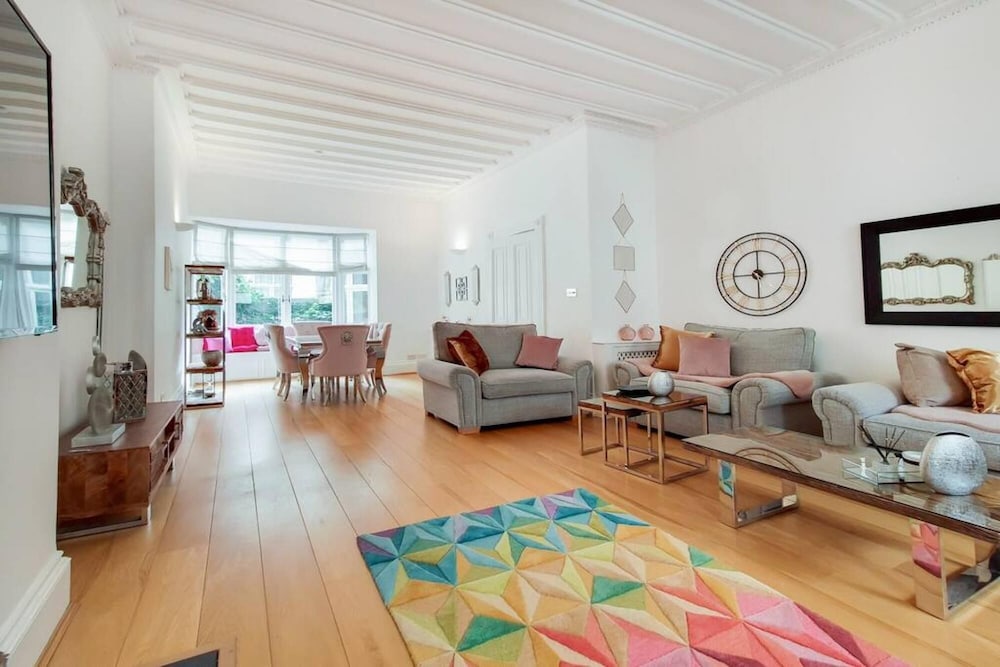 Stunning 3 Bedroom Apartment in Belgravia w Patio view 3