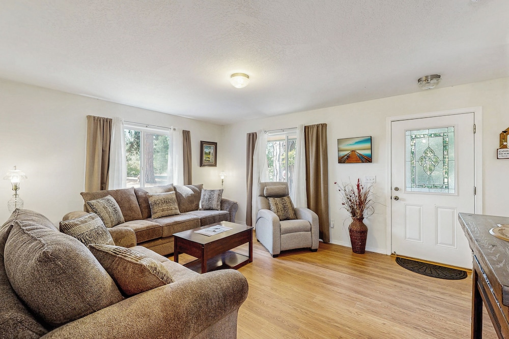 3BR House w/ Lake Views, Full Kitchen, A/C & Wifi