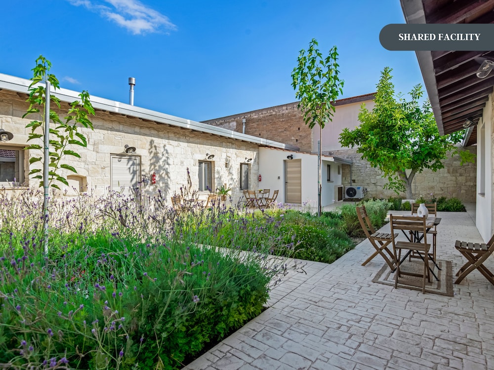 Sanders Andre Marie - Cute Studio w - Shared Garden