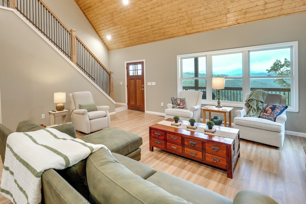 Long-range Views: Blue Ridge Mtn Cabin w/ 3 Decks