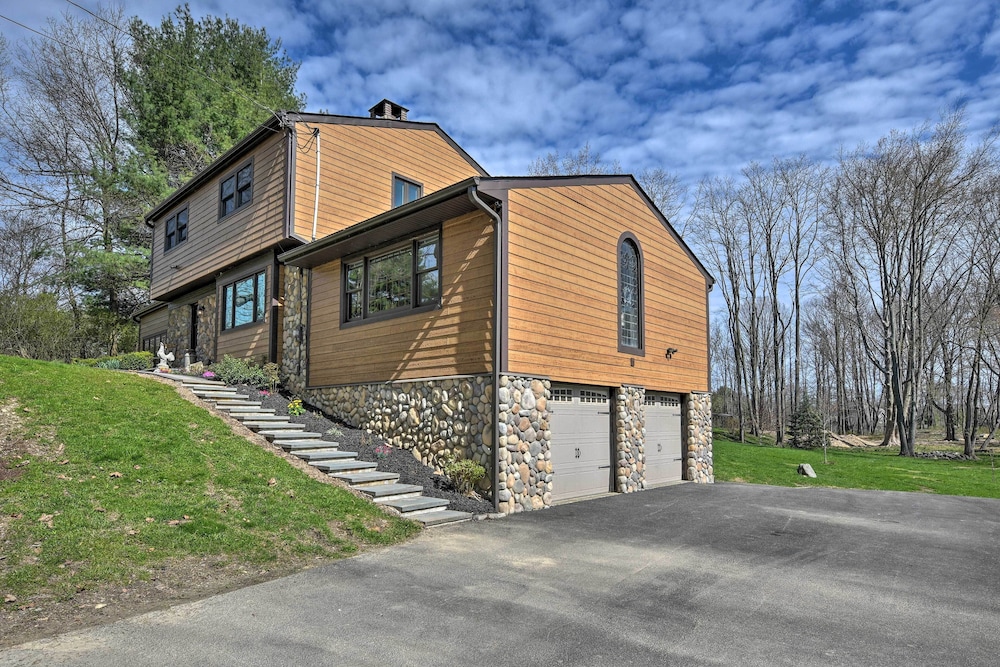 Lovely Highland Home w/ Pool & Hot Tub! view 2