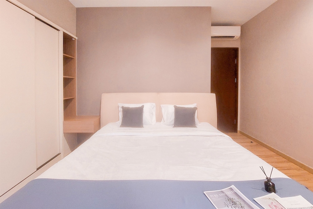 Nice And Modern 2Br Apartment At M-Town Signature