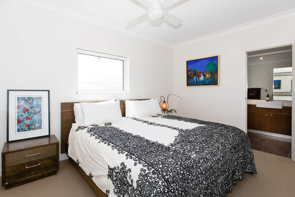 Ocean View Luxury 3 Bedroom Home With Balcony