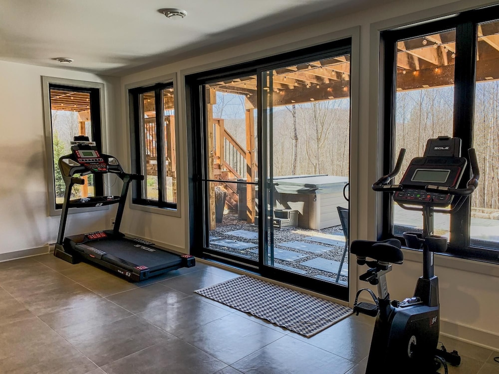 Black Bear - Luxury Mountain-top Villa With hot tub