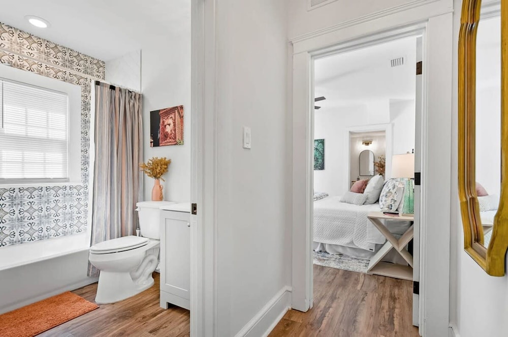 Newly Renovated Whimsical Cottage 2 Beds Hot Tub