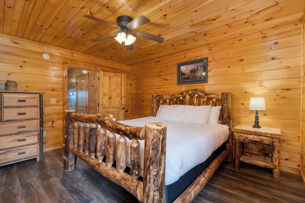 Evergreen Echo by Avantstay Cabin w/ Mountain Views, Theater, Game Room, and Hot Tub