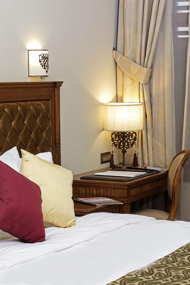 Celine Otel - Image 10