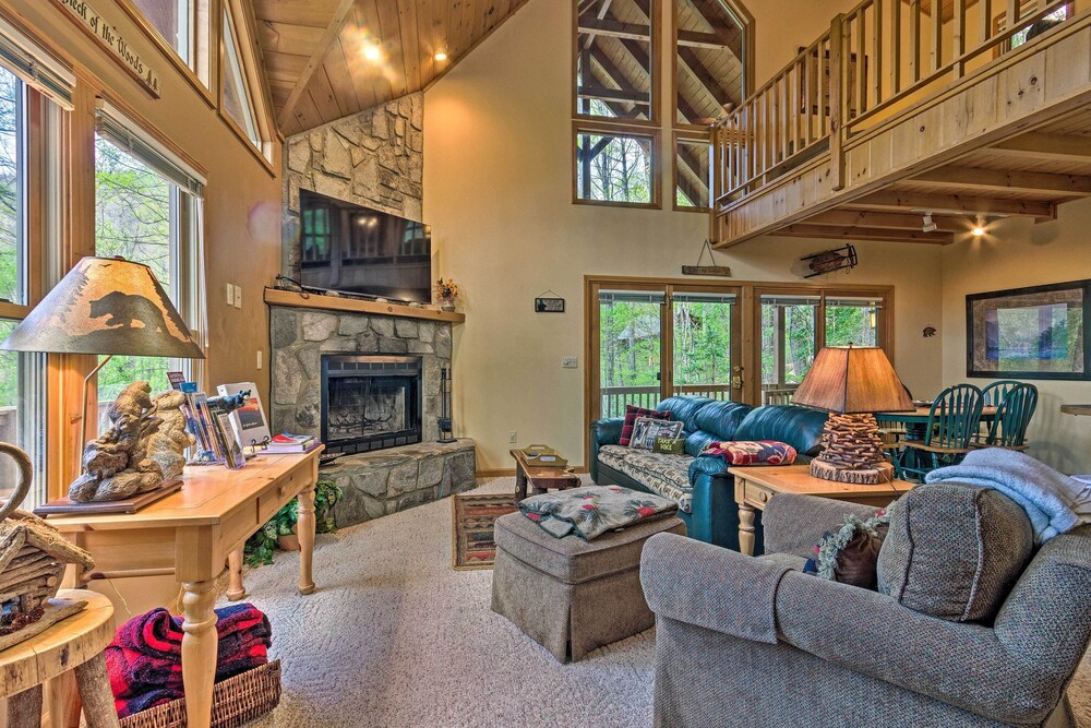 Spacious Maggie Valley Cabin w/ Hot Tub & MTN View view 2