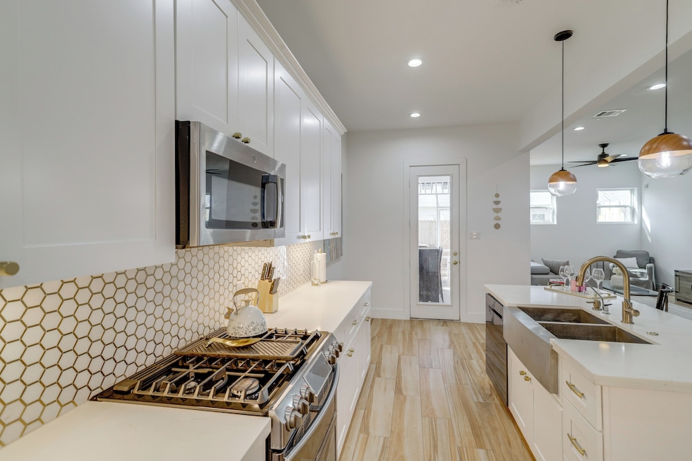 Sleek Home w/ Screened Patio & Yard in Houston!