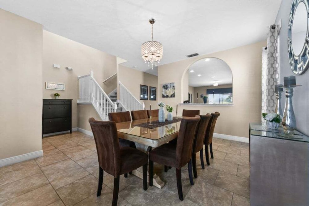 Spacious 5-Bedroom Resort Pool Home with Lake View 5 Villa