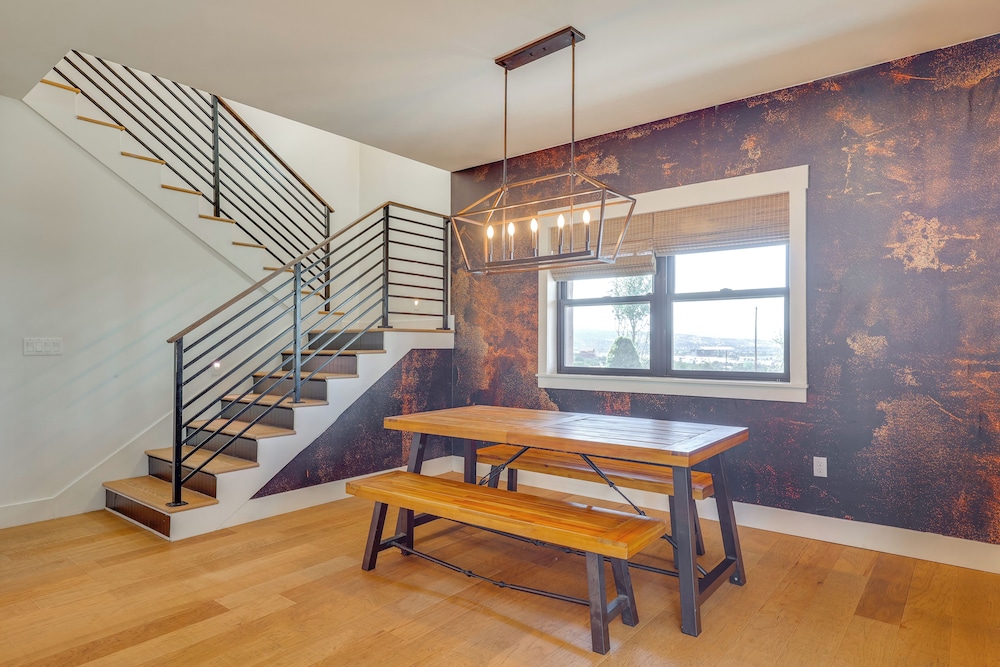 Nat'l Forest Access & Mtn Views: Family Eagar Home