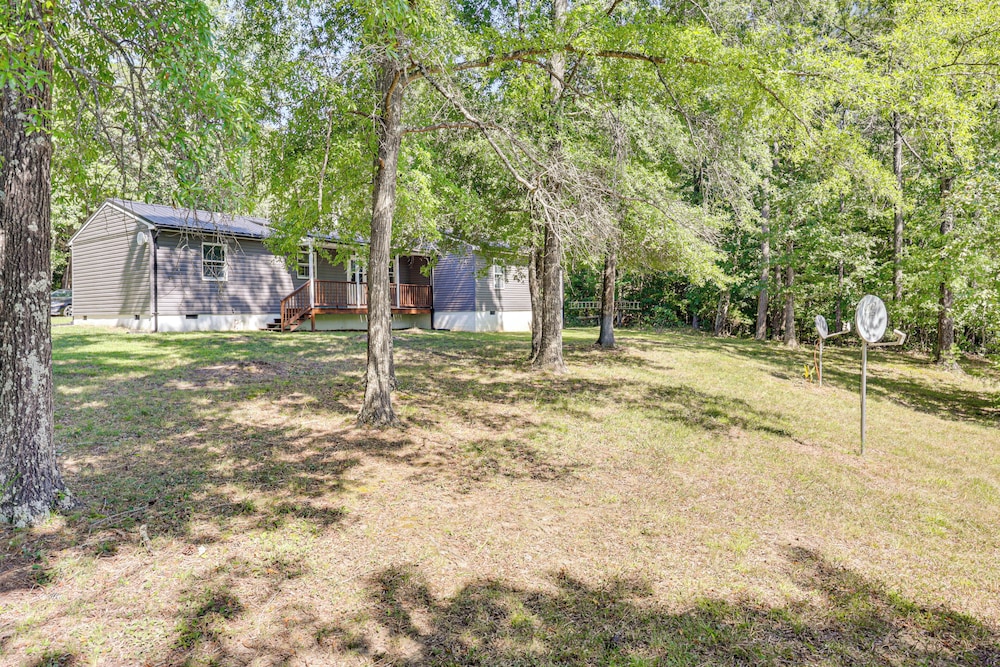 Waterfront Home w/ Deck & Yard, 4 Mi to Farmville!