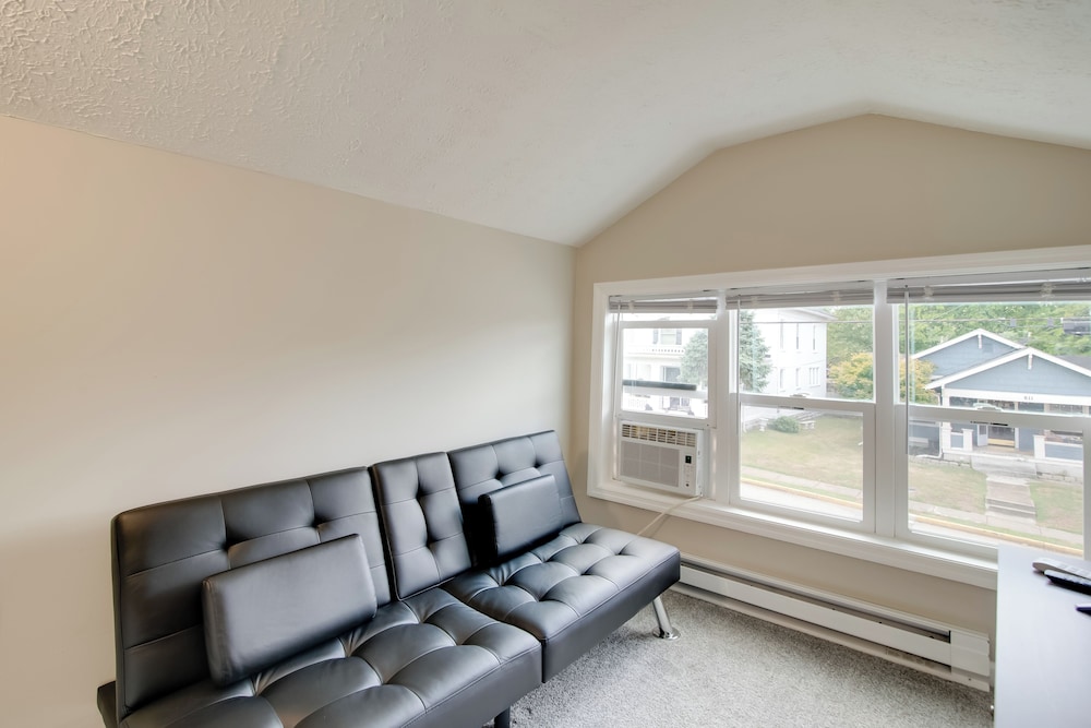 Walk to Wku, Bars & Dining! Updated Duplex Home