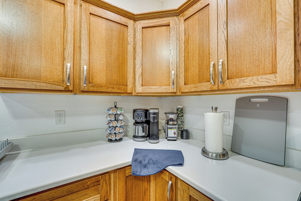 Walking Trail On-site: Tranquil Klamath Falls Apt!