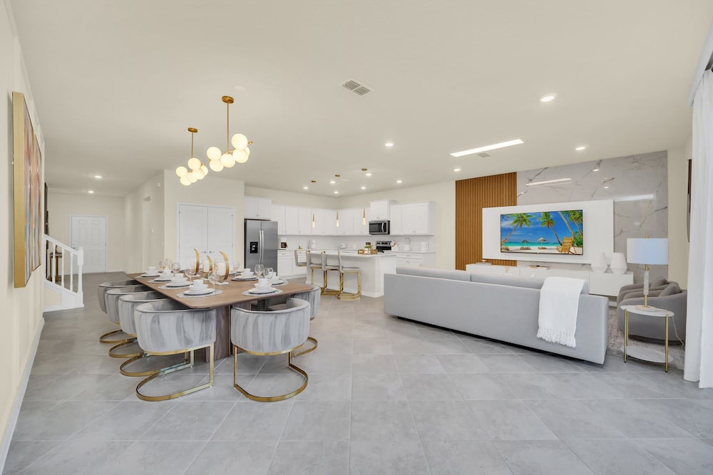 Chic 10br Retreat With Themed Rooms Pool